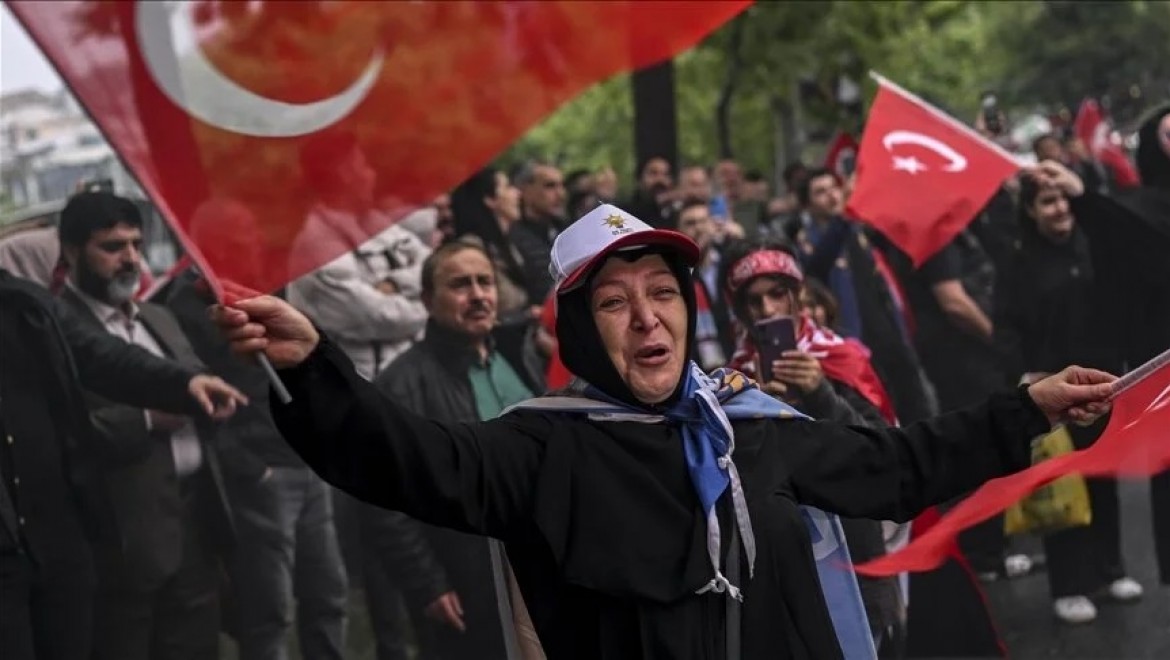 İstanbul'da vatandaşlar kent genelinde seçim kutlaması yapıyor