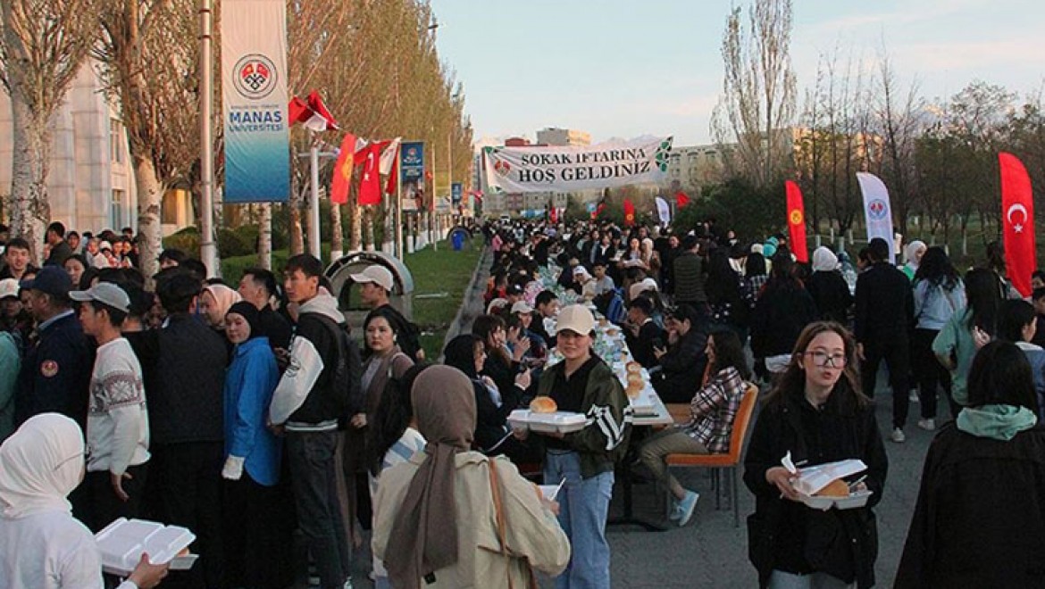 Kırgızistan'da yaklaşık 3 bin kişinin katılımıyla sokak iftarı düzenledi