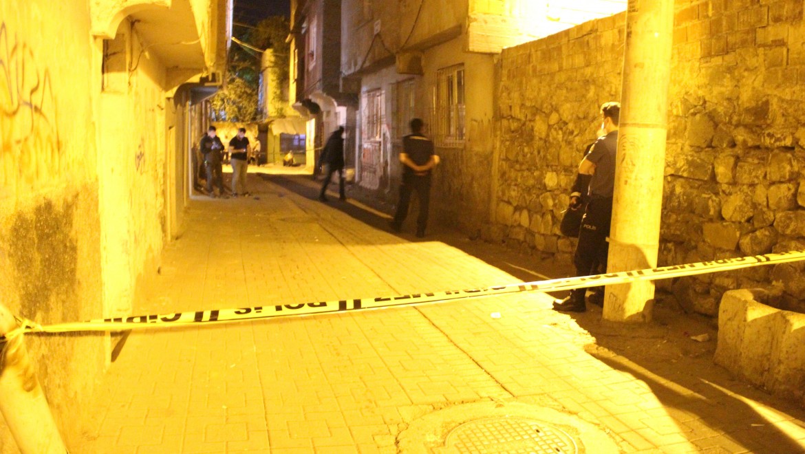 Diyarbakır'da silahlarla ev bastılar: 1 kadın öldü