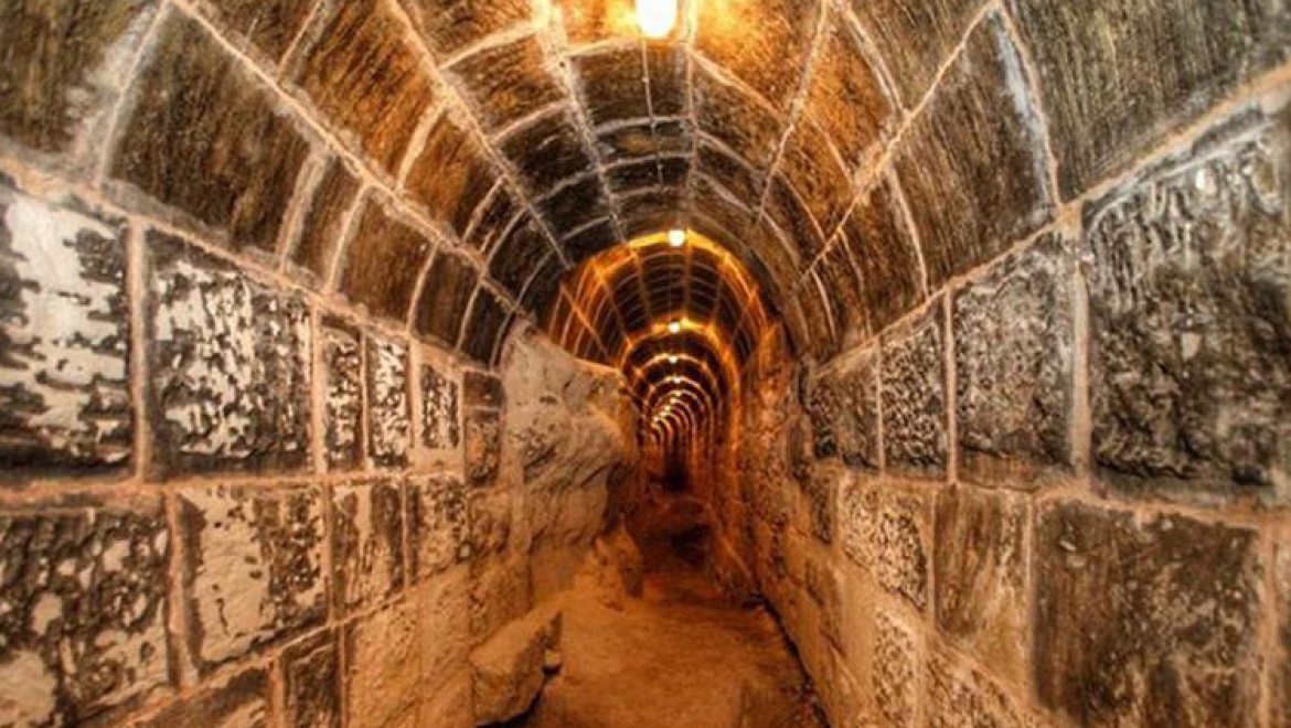 Tarihi Gaziantep Kalesi'nde tüneller ve su alanı bulundu