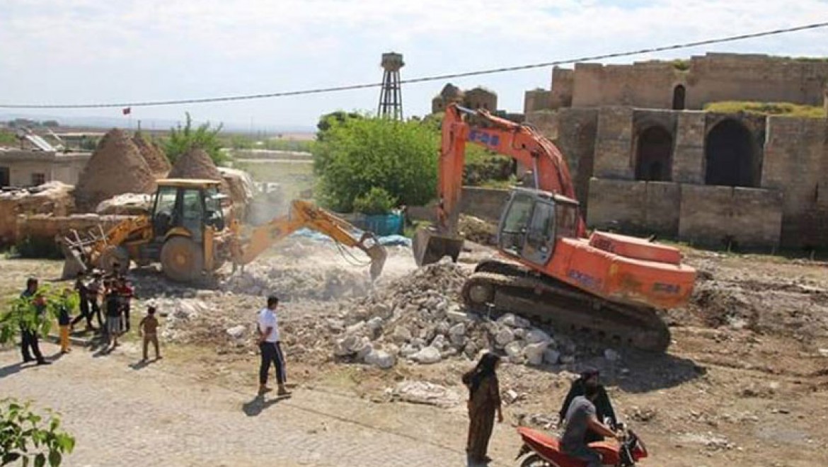 Harran'da tarihi dokuya zarar veren yapılar yıkılıyor