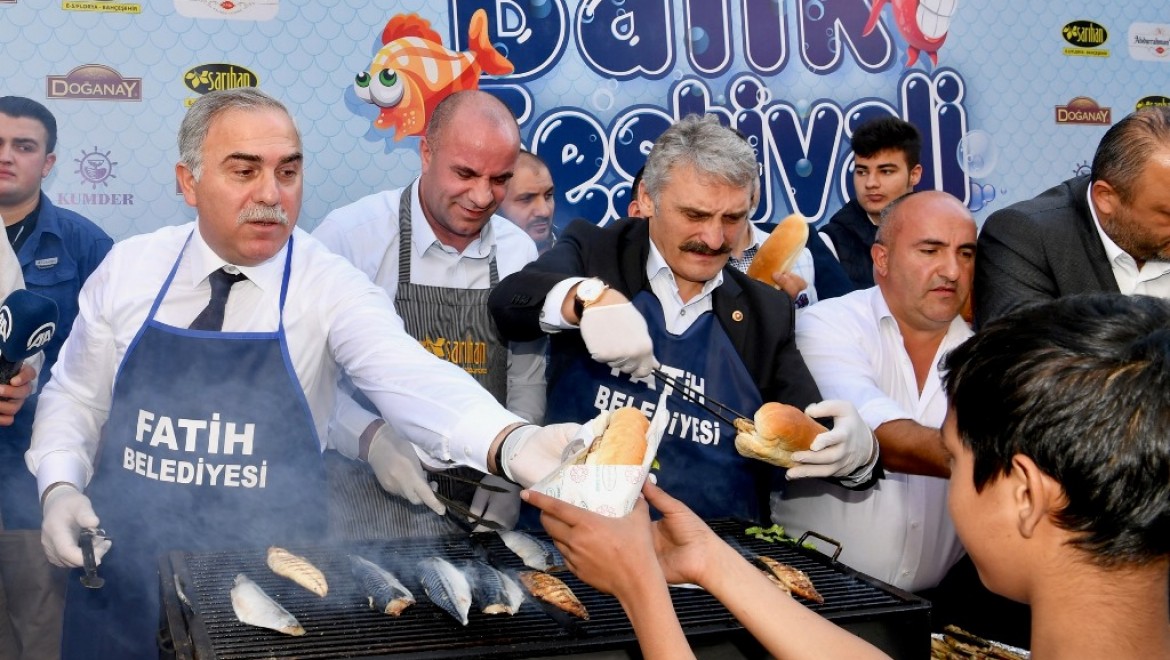 Fatih'te Vatandaşlara Binlerce Balık Ekmek İkramı
