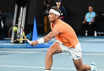 Ameliyat edilen İspanyol tenisçi Nadal, kortlardan uzun bir süre daha uzak kalacak