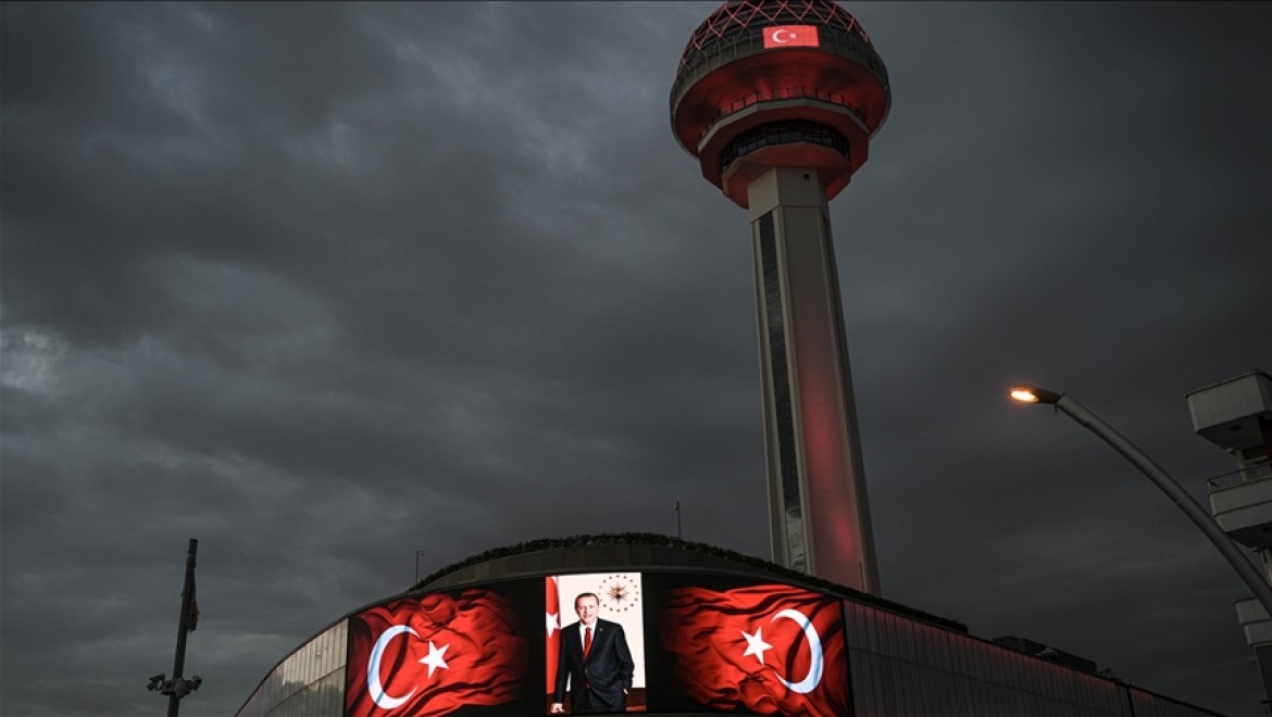 Atakule, Cumhurbaşkanı Erdoğan'ın yeniden göreve başlaması nedeniyle Türk bayrağı renkleriyle ışıklandırıldı