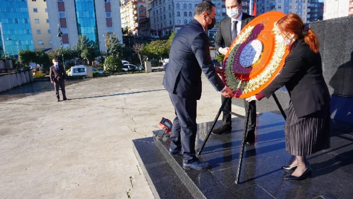 Rize'de 24 Kasım Öğretmenler Günü kutlamaları çerçevesinde, Atatürk anıtına çelenk sunma töreni gerçekleştirildi