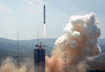 Çin, Alçak Yer Yörüngesi'ne 3 iletişim test uydusu fırlattı