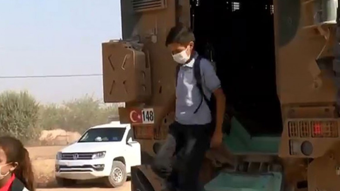 Mehmetçik Rasulayn'daki çocukları mayın ve EYP'lere karşı zırhlı araçlarla okula taşıyor
