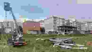 Ardahan'da fırtına nedeniyle çatılar uçtu, araçlarda hasar meydana geldi