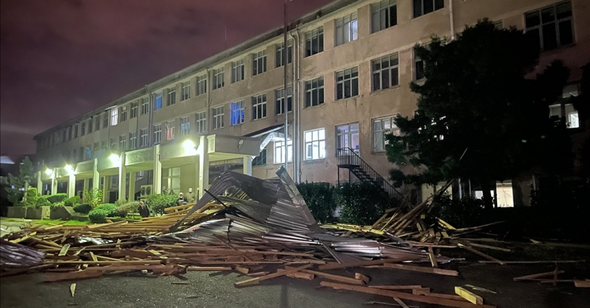 Trabzon'da şiddetli fırtına nedeniyle bir hastane ile bazı evlerin çatısı uçtu