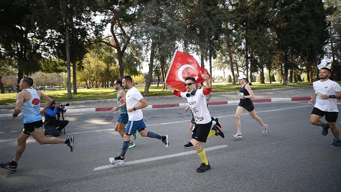 Antalya'da düzenlenen Runatolia Maratonu'nda 3 bin 500 kişi yarıştı