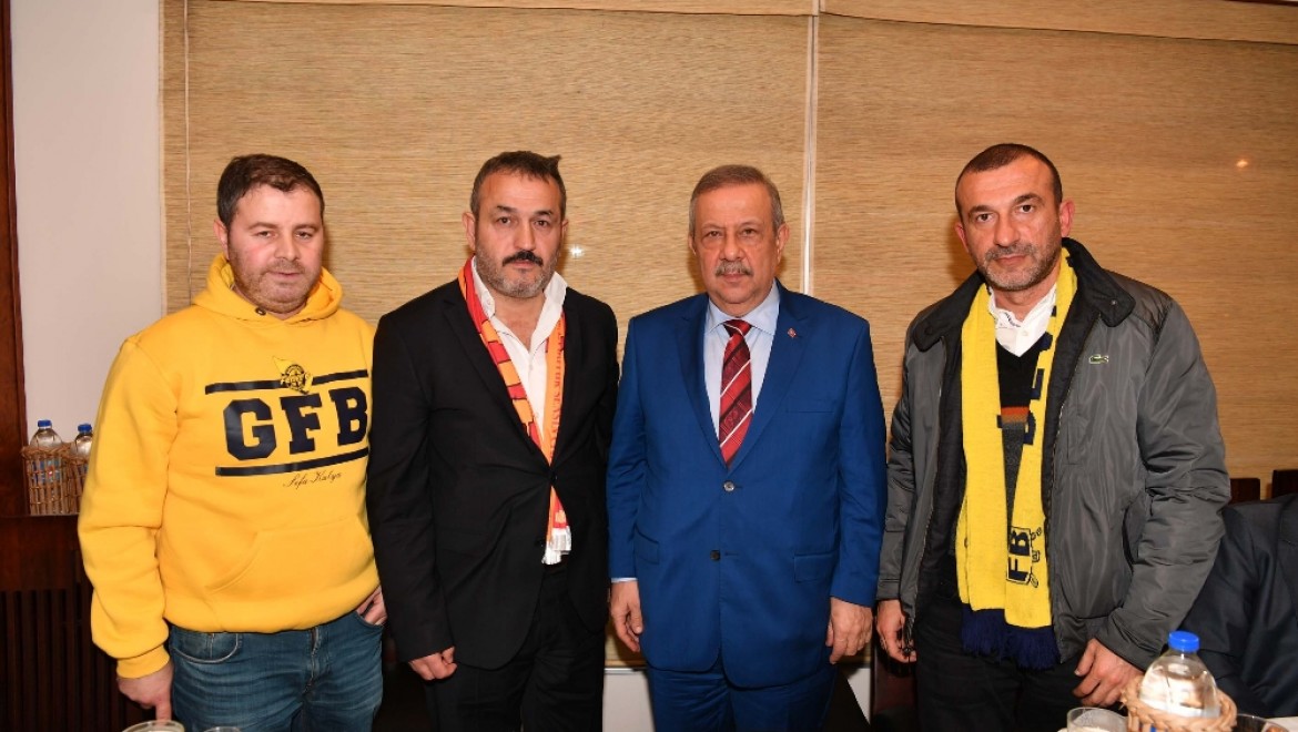 Galatasaray Ve Fenerbahçe Taraftarı Bir Araya Geldi
