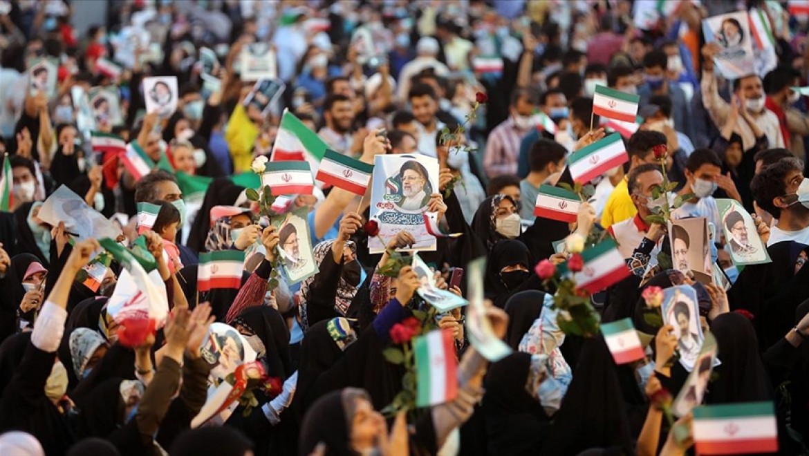 İran'da cumhurbaşkanlığı seçimlerini kazanan muhafazakarlar kutlama yaptı