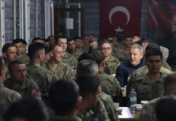 Milli Savunma Bakanı Akar, ilk iftarı Mehmetçik ile yaptı