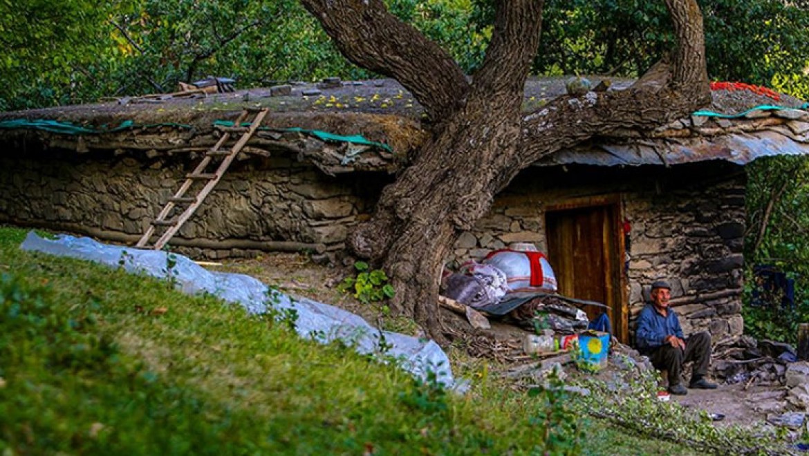 Van'da doğaseverler doğal güzellikleriyle ilgi çeken Demirkazık köyünü gezdi