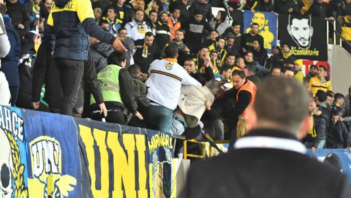 Akhisar'da Fenerbahçe Tribününde Kan Aktı