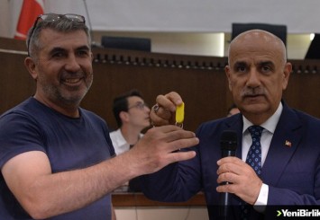 Bakan Kirişci, Kahramanmaraş'ta konteyner dükkan anahtarı teslim etti
