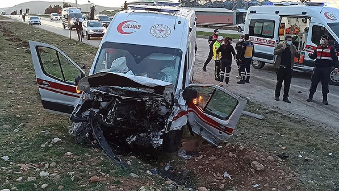 Kahramanmaraş'ta ambulans ile otomobil çarpıştı