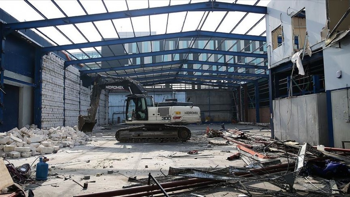 Atatürk Havalimanında kullanılmayan kargo binalarının yıkımına başlandı