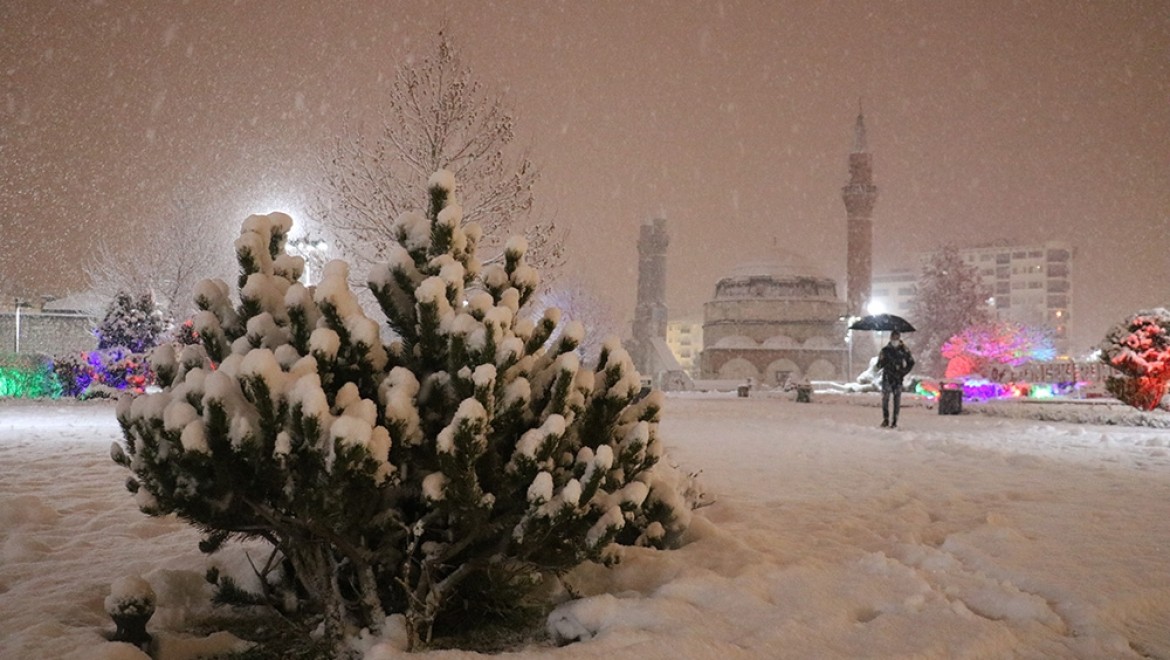 Sivas'ta kar yağışı kartpostallık görüntüler oluşturdu
