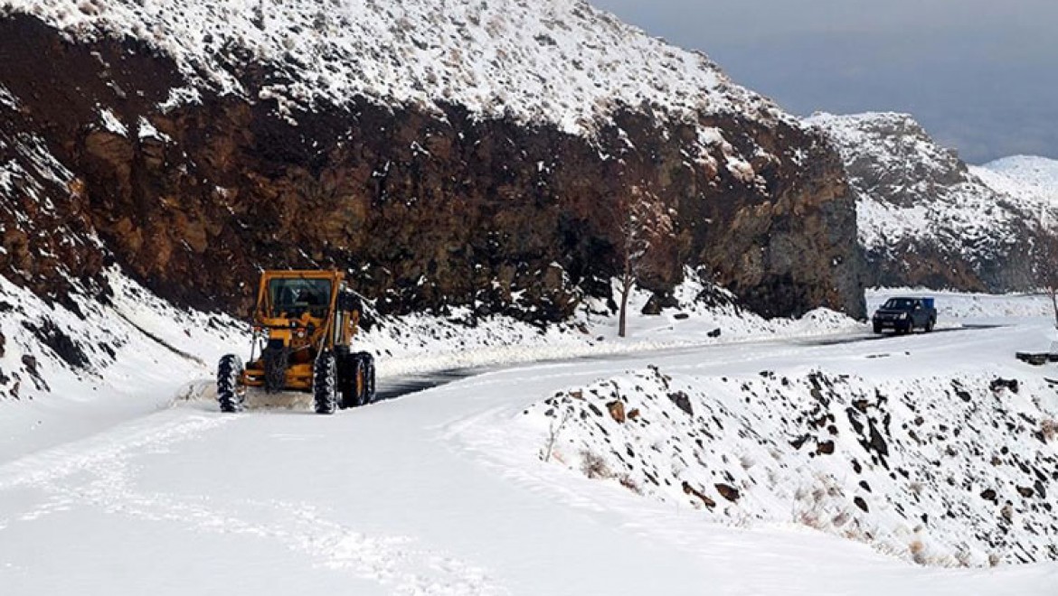 Muş'ta kardan kapanan köy ve mezra yolları açıldı