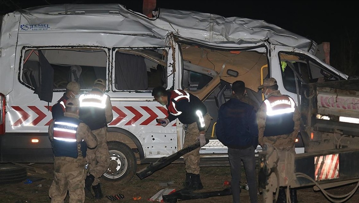 Hatay'da sağlık personelini taşıyan minibüs devrildi: 1 ölü, 7 yaralı