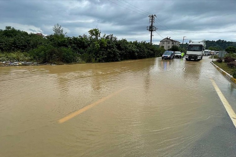 Akçakoca-Ereğli yolu su taşkını nedeniyle ulaşıma kapandı