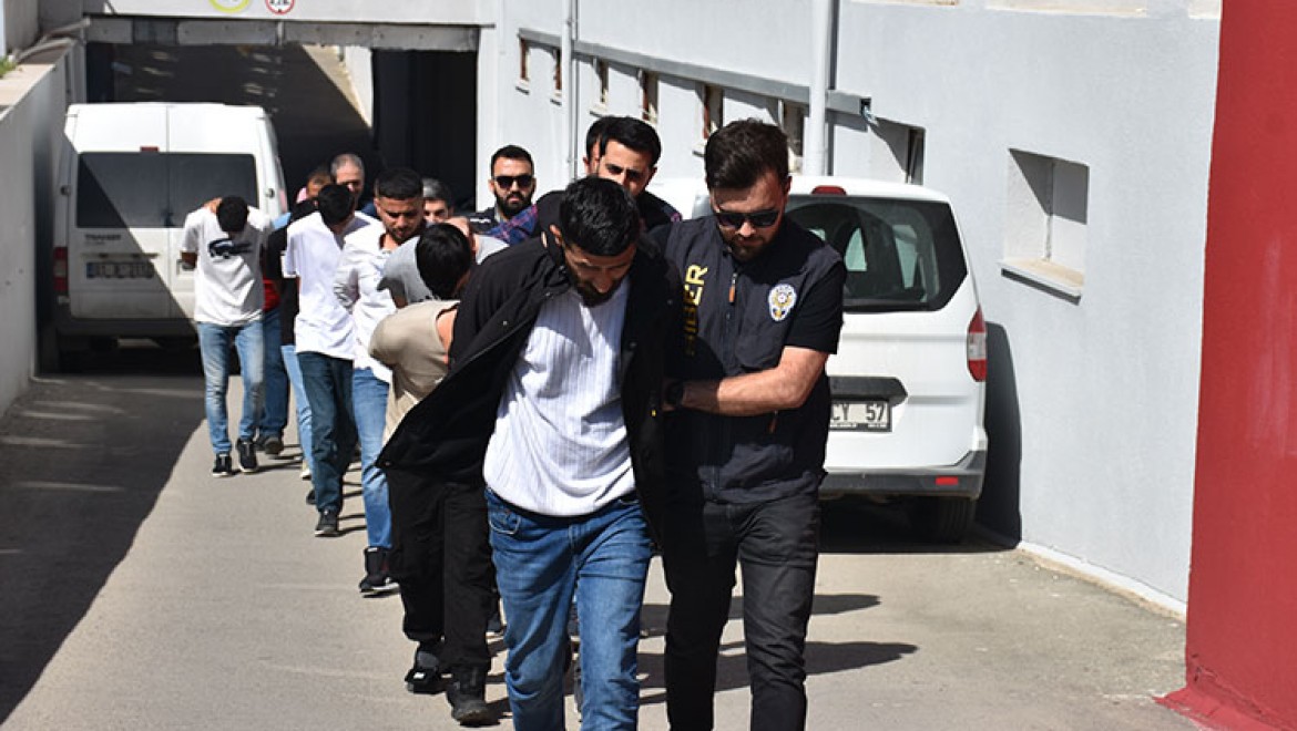 Adana'da sahte ilanla dolandırıcılık operasyonunda 2 zanlı tutuklandı