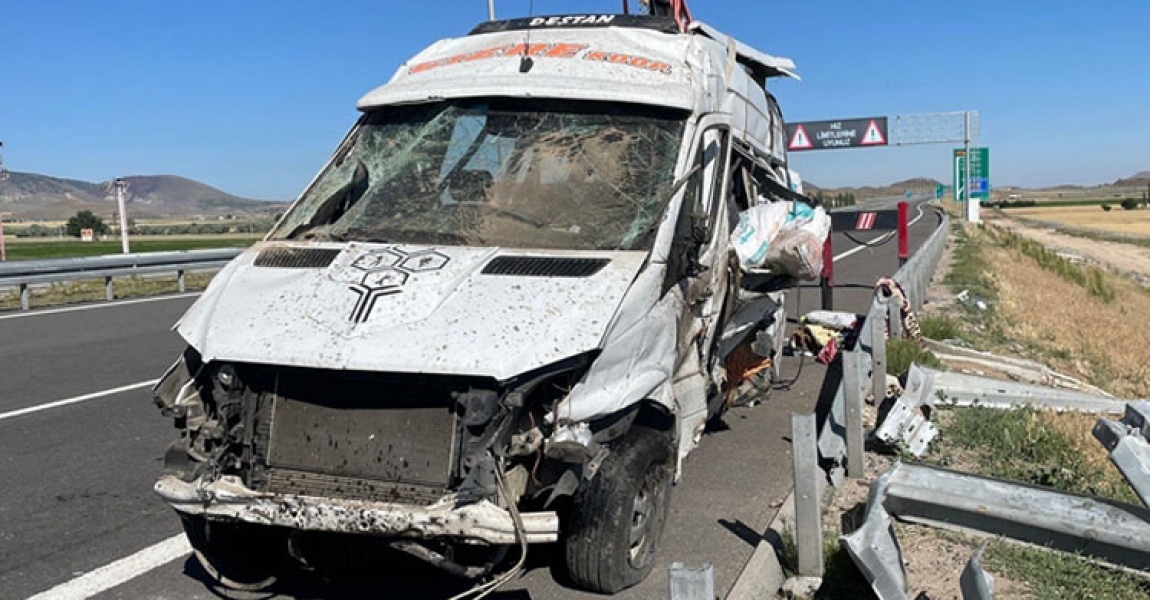 Nevşehir'de devrilen minibüsteki 24 kişi yaralandı