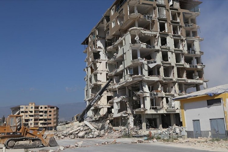 Hatay'da ağır hasarlı binaların kontrollü yıkımı sürüyor