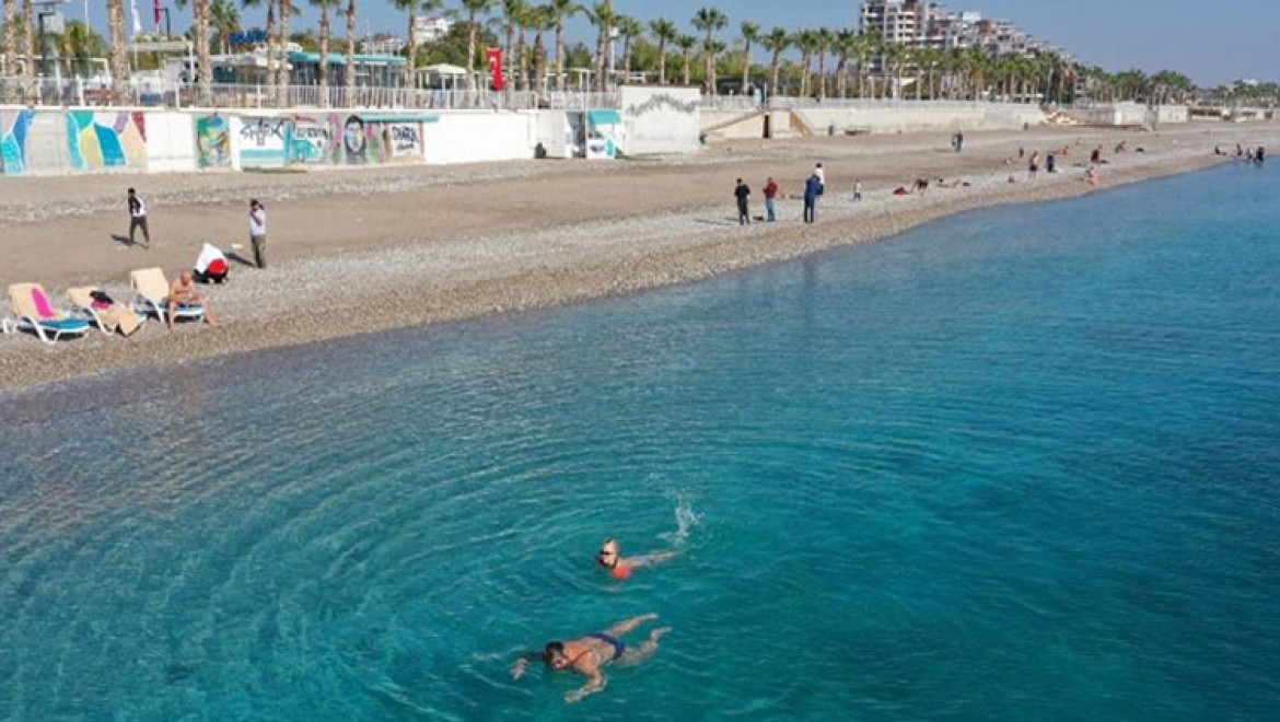 Antalya'da sahiller turistlere kaldı
