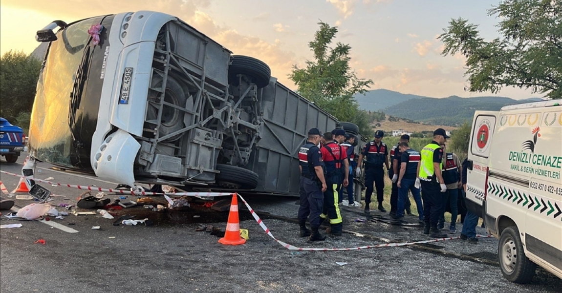 Denizli'de kum yüklü kamyonun çarptığı otobüsteki 6 kişi öldü