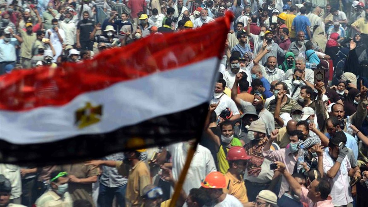 Mısırlı muhalif halkı gösterilere devam etmeye çağırdı