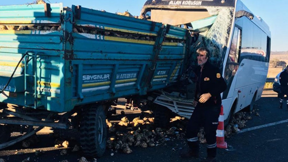 Kütahya'da işçi servisi ile traktörün çarpıştığı kazada 22 kişi yaralandı