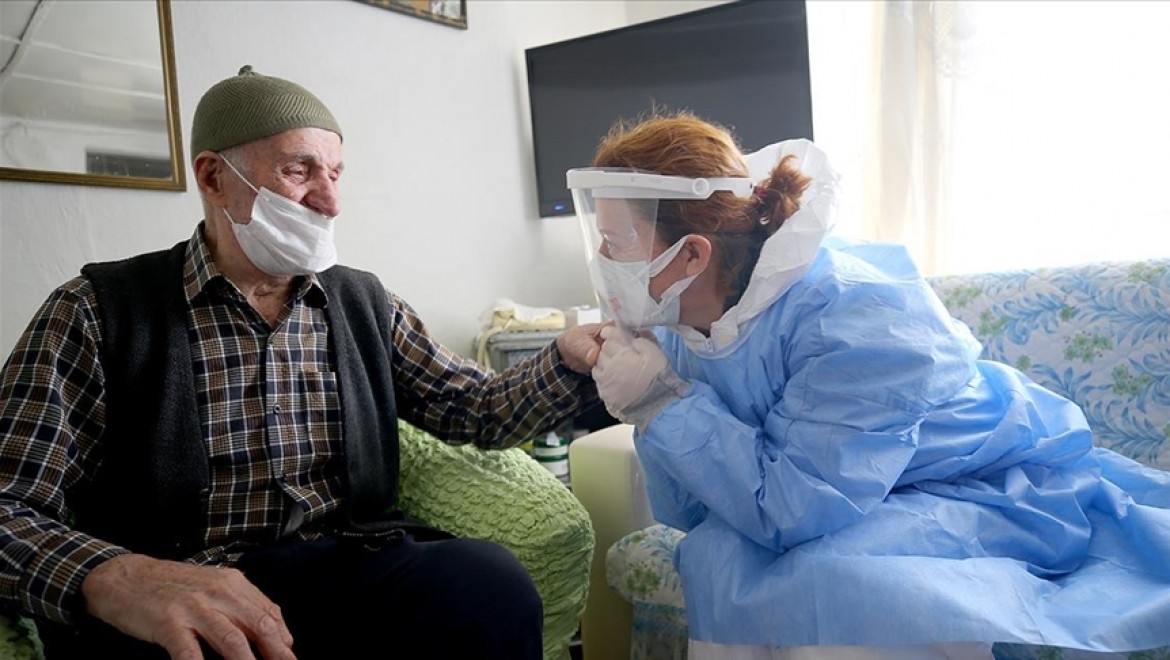 Filyasyon ekiplerinin dağ köyünde ulaşıp aşı yaptığı Selim dede gözyaşlarını tutamadı