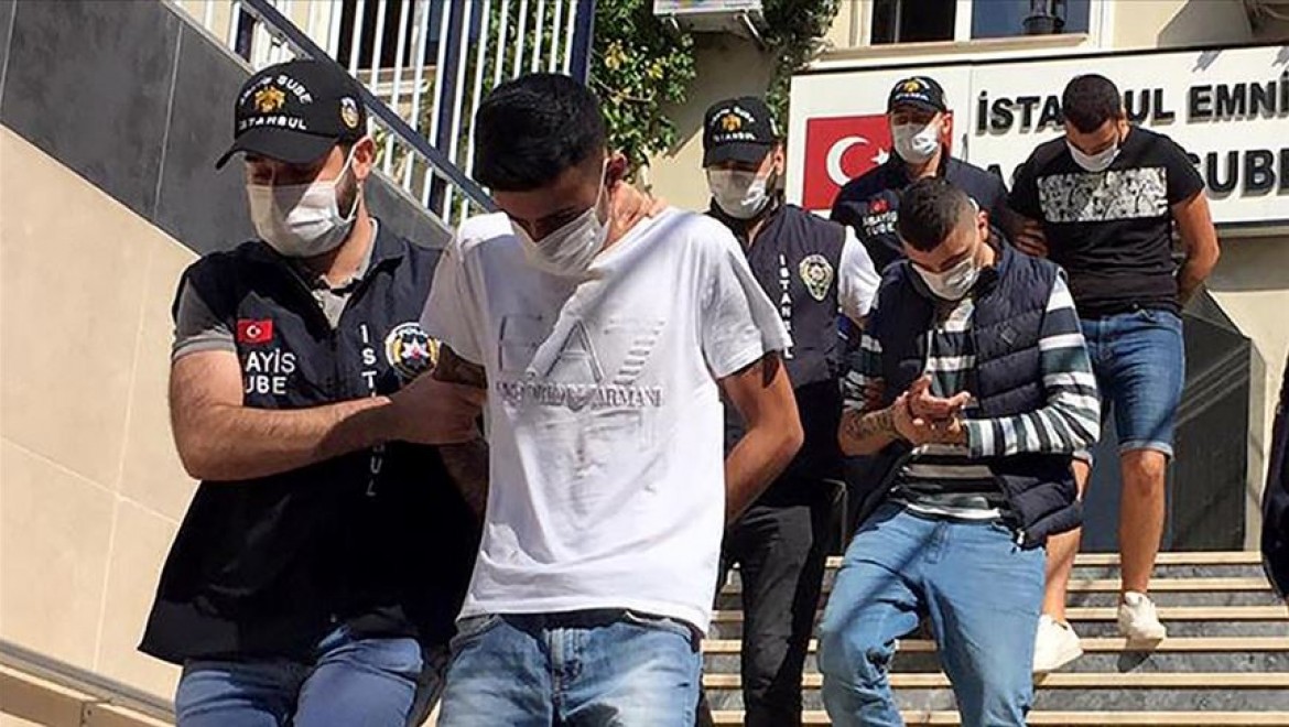 İstanbul'da lüks otomobillerden far hırsızlığı