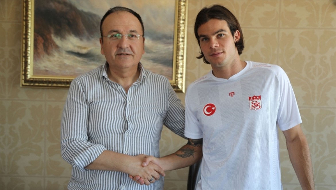 Sivasspor, Yunan futbolcu Charilaos Charisis'i transfer etti