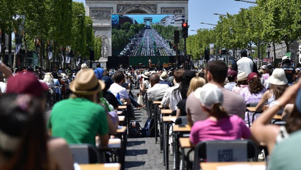 Paris'in turistik caddesi Şanzelize, dikte yarışması için üstü açık sınıfa dönüştürüldü