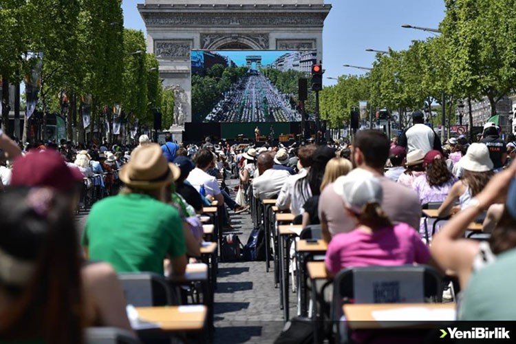 Paris'in turistik caddesi Şanzelize, dikte yarışması için üstü açık sınıfa dönüştürüldü
