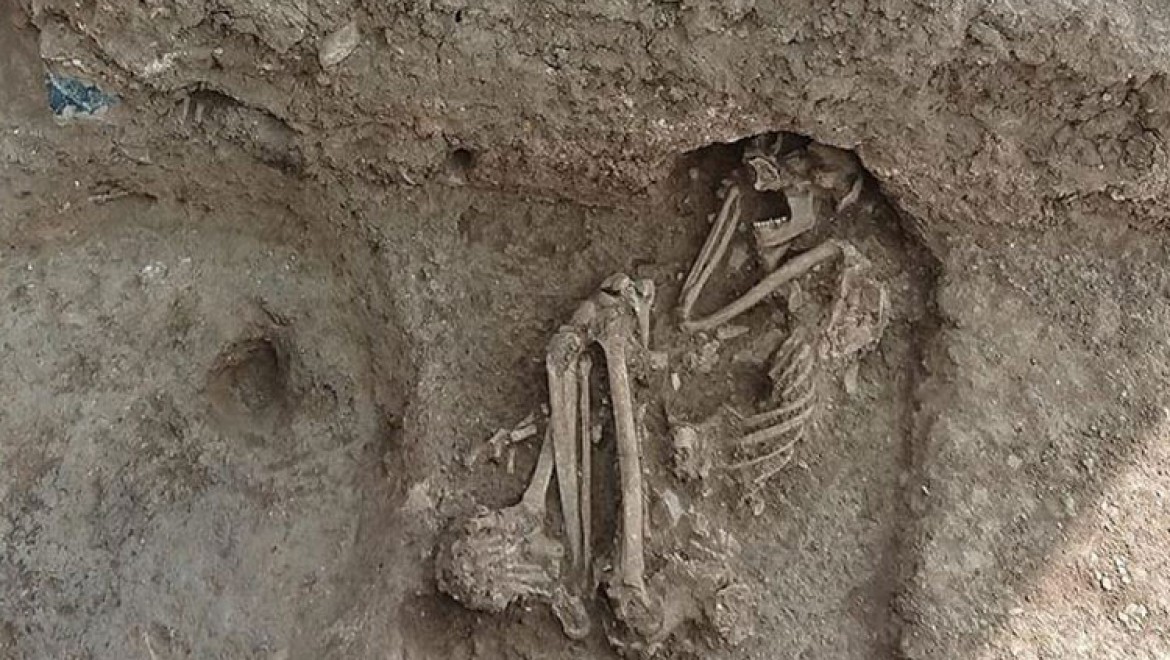 Bilecik'te apartman bahçesindeki kazıda 8 bin 500 yıllık insan iskeleti bulundu
