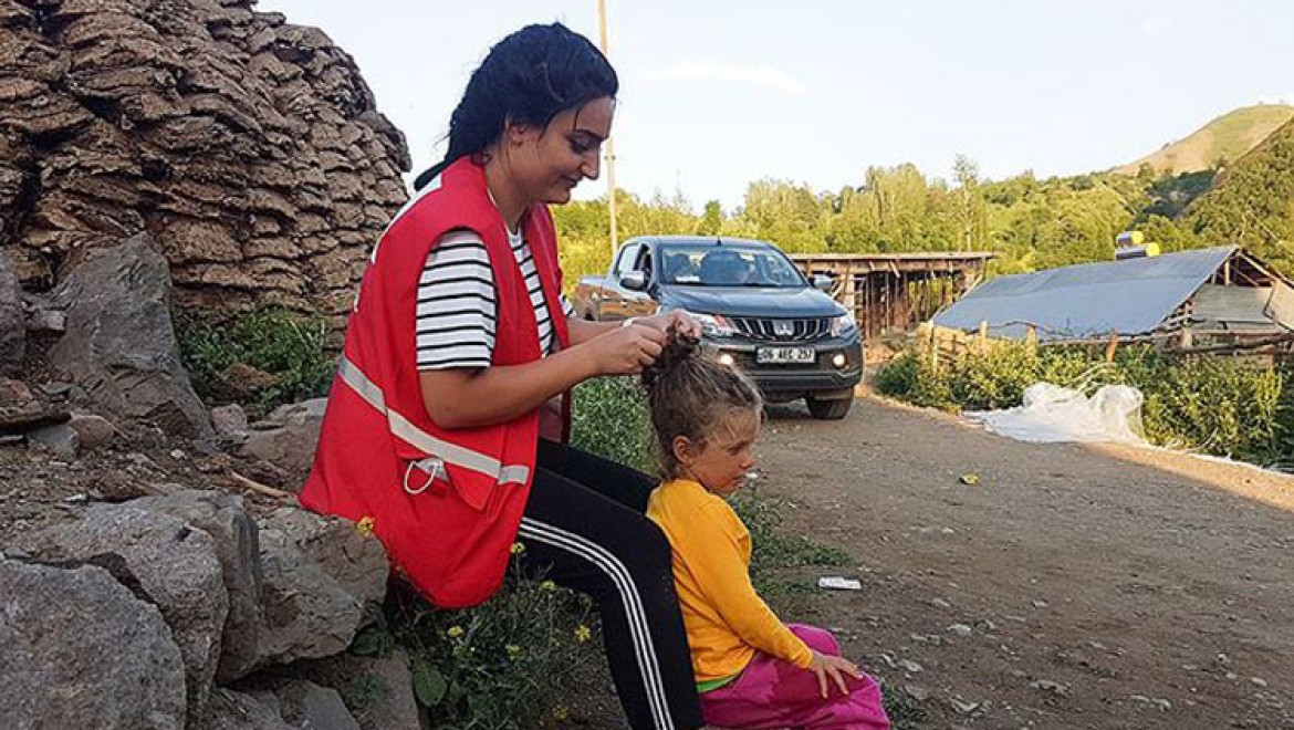 Türk Kızılay gönüllüsü, depremzede minik Öykü'nün de kalbini kazandı