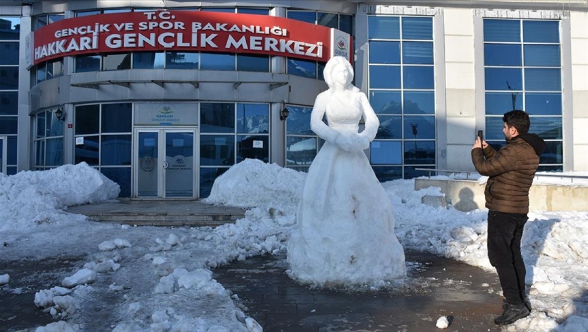 Hakkarili ressam 'kardan kadın heykeli' yaptı