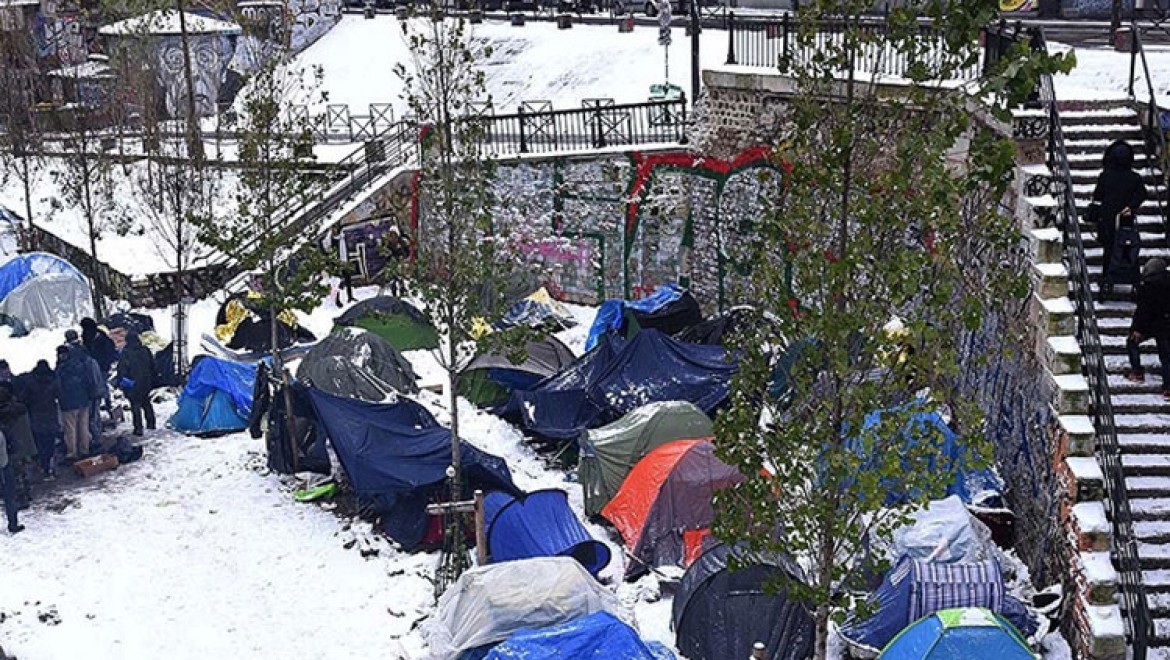 Paris'te soğukta kalan yaklaşık 150 göçmen ve mülteci kendilerini bir okula kapattı
