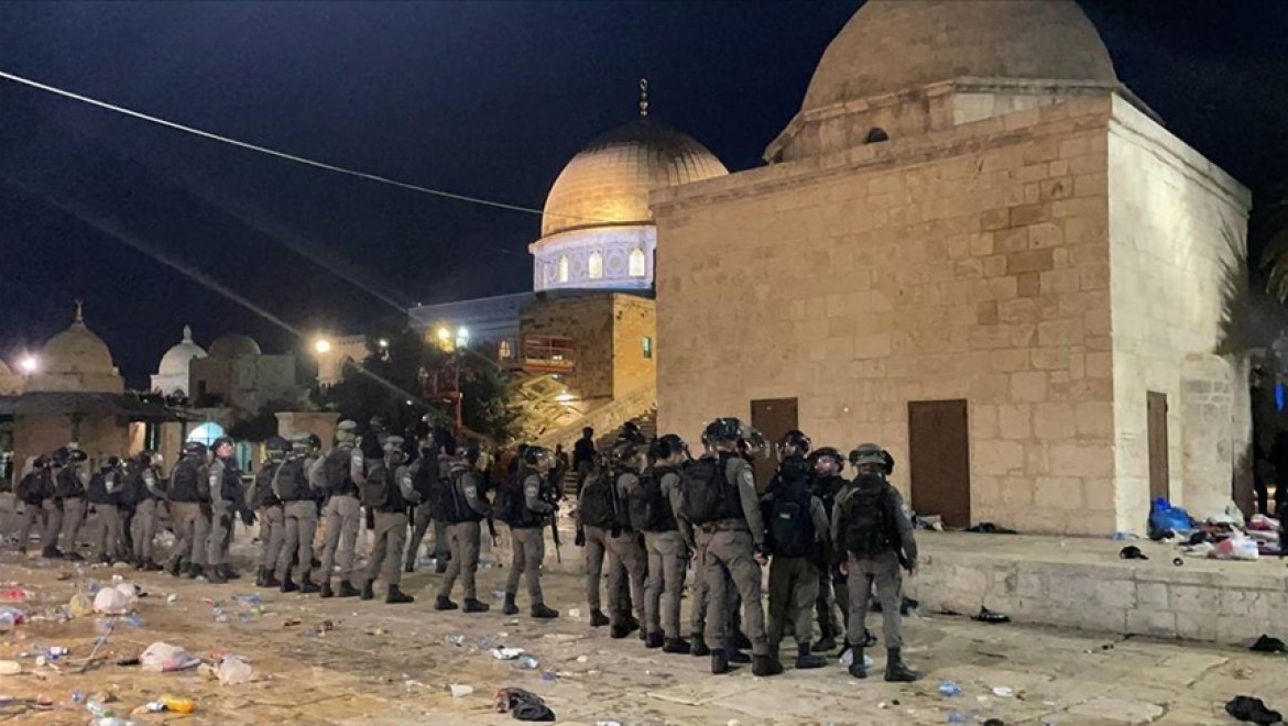 İsrail polisinin Mescid-i Aksa'da namaz kılan cemaate saldırısında 53 Filistinli yaralandı
