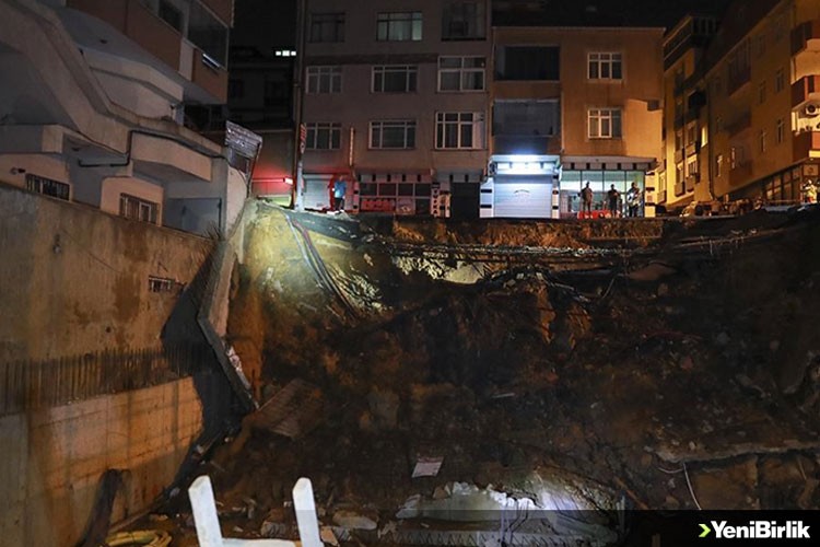 Üsküdar'da istinat duvarı çöktü, 3 bina tahliye edildi