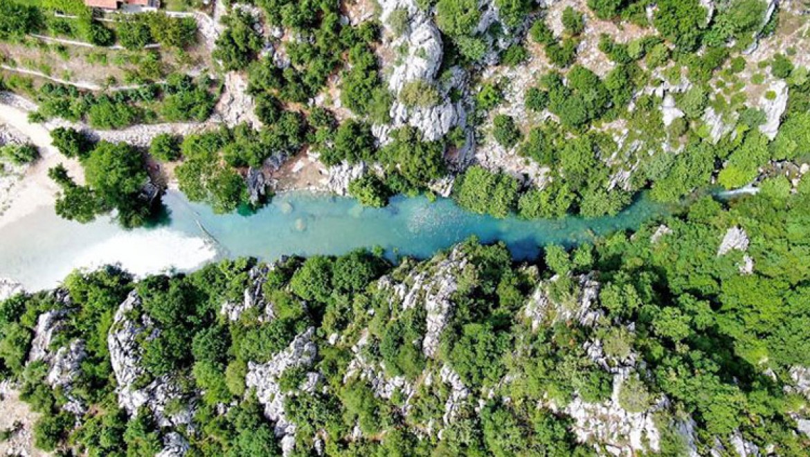 Kahramanmaraş'ın Kanlıbüvet Kanyonu turkuaz rengiyle ilgi görüyor