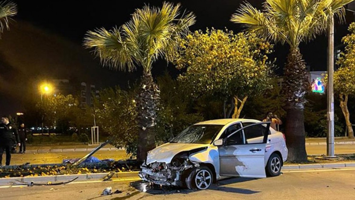 Adana'da refüjde turunç toplayan 3 kadın, otomobillerin çarpması sonucu öldü