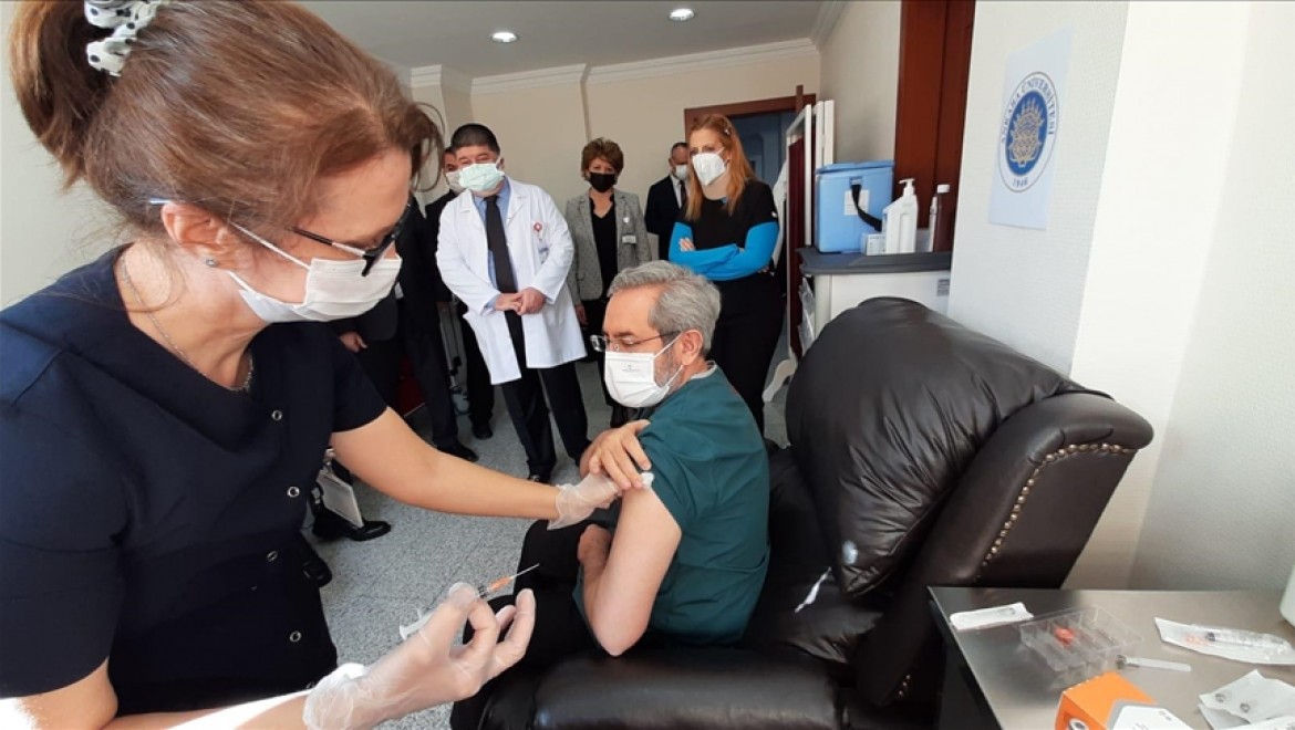 Ankara Üniversitesi hastanelerindeki sağlık çalışanlarına 2'nci doz Kovid-19 aşısı uygulanıyor