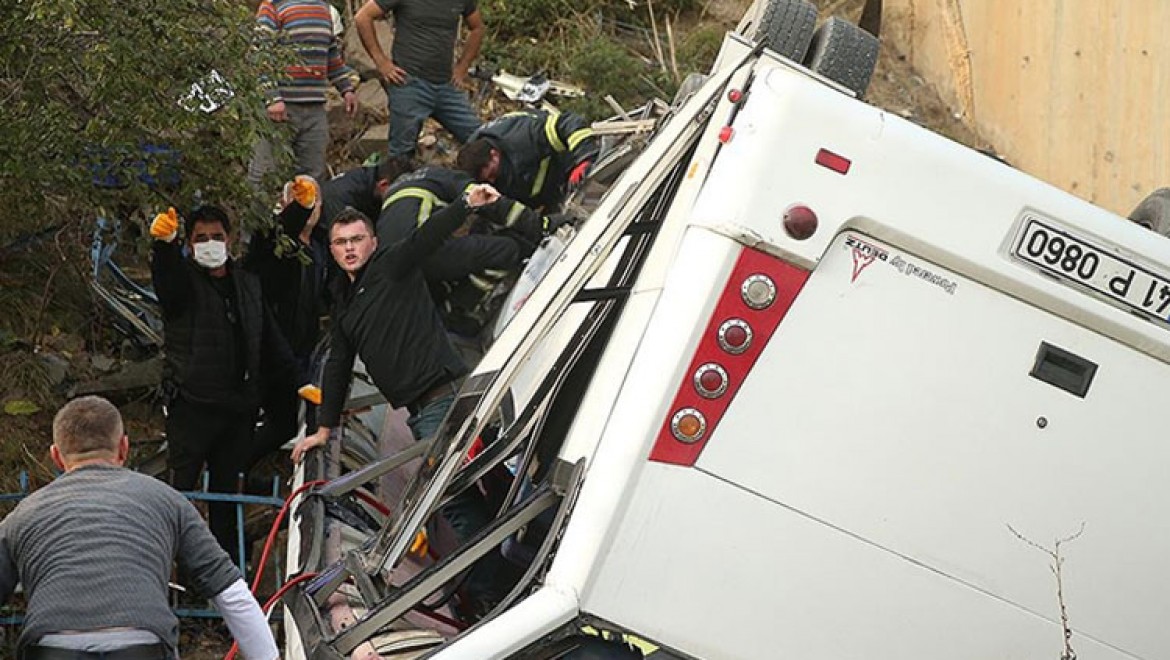 Kocaeli'de öğrenci servisinin dere yatağına devrilmesi sonucu 20 öğrenci yaralandı