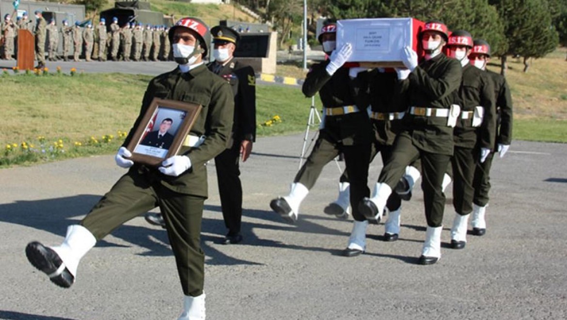 Irak'ın kuzeyindeki Pençe Harekatı bölgesinde şehit olan asker için Hakkari'de tören düzenlendi