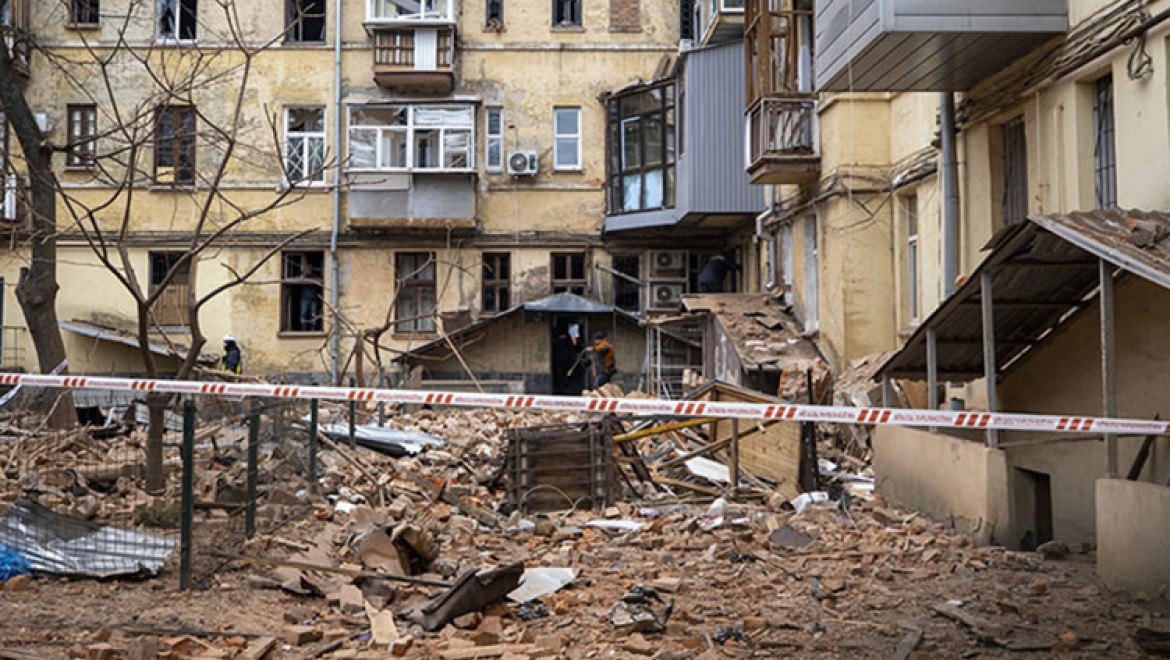 Ukrayna'da füzenin apartmana isabet etmesi sonucu 3 kişi öldü, 8 kişi yaralandı